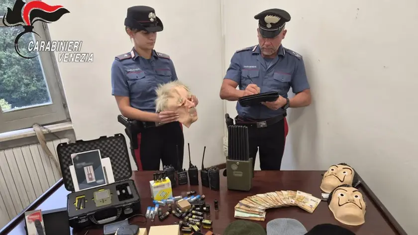 Parte del materiale sequestrato dai carabinieri