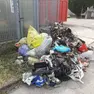 Il cumulo di rifiuti abbandonato dall'ecovandalo