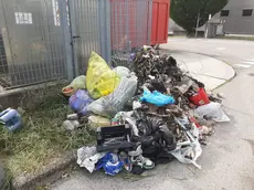 Il cumulo di rifiuti abbandonato dall'ecovandalo