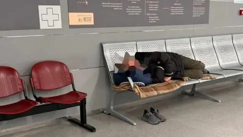 Uno dei clochard che ha trovato riparo nell'ospedale di Conegliano
