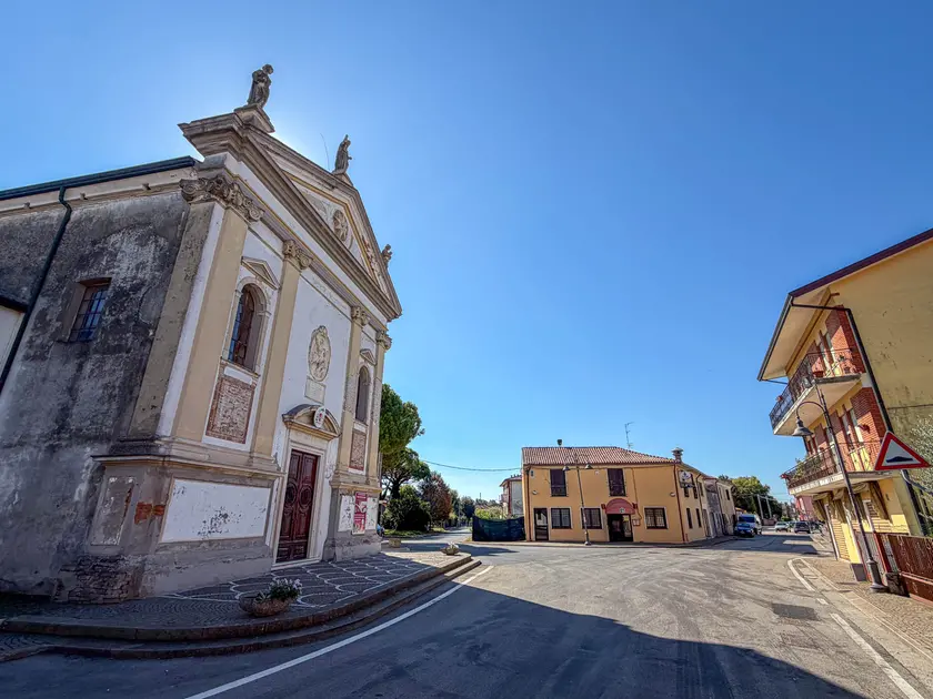 Chiesa e locali vicini