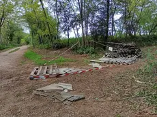 Le lastre di eternit lasciate per strada a Paese