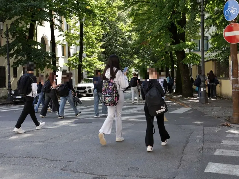 AlcunistudentidellesuperiorichecamminanonelleviedelcentrodiTrevisoqualchegiornofa