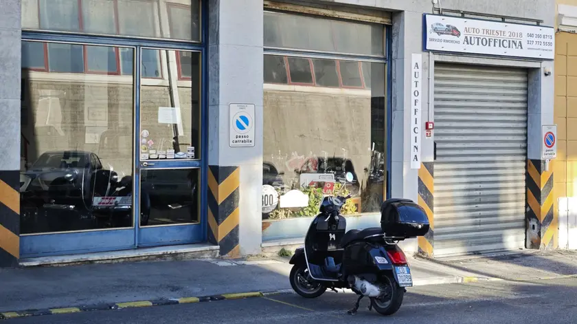 L’esterno dell’officina (foto Andrea Lasorte)