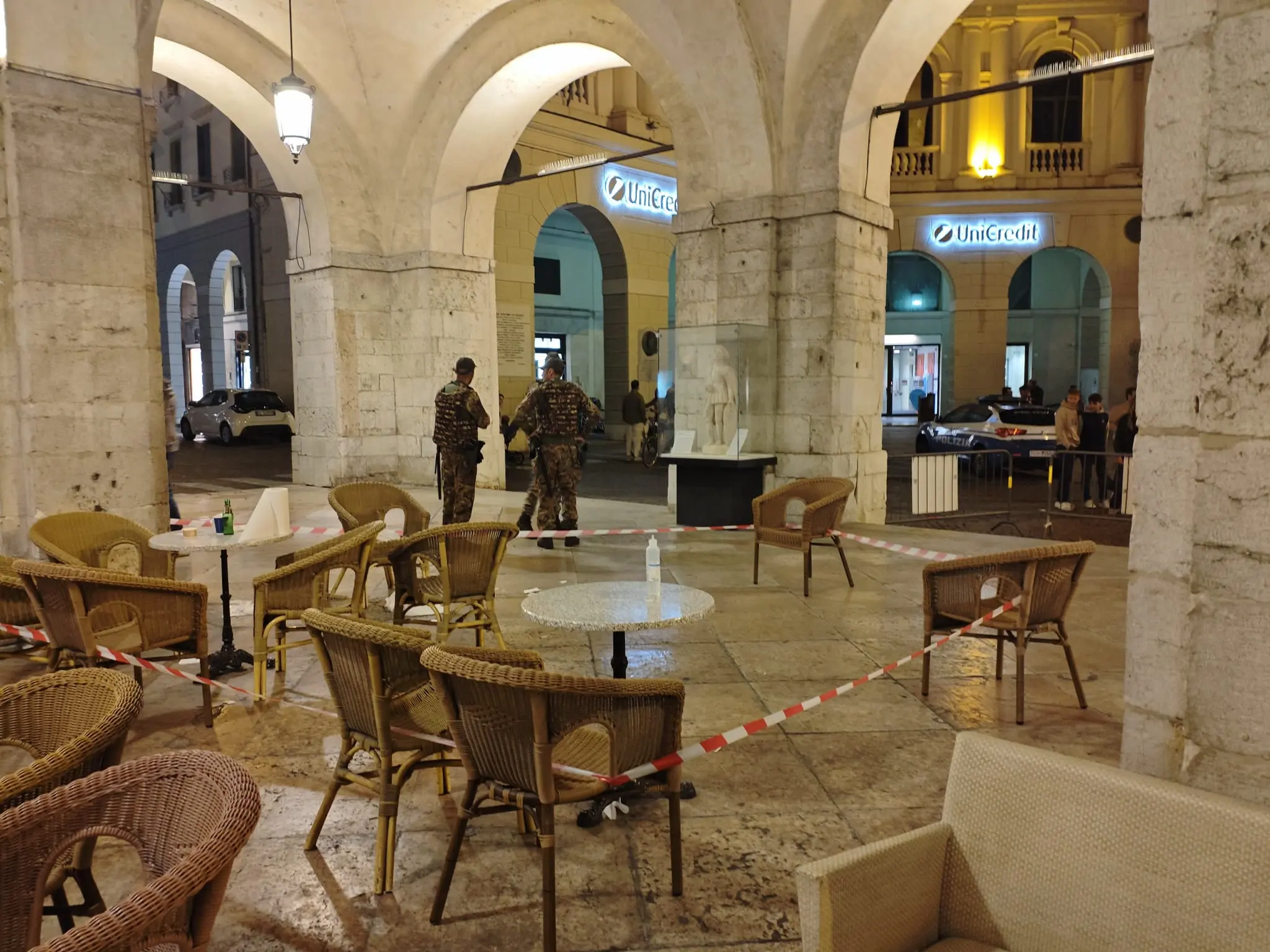 L'area transennata dopo l'aggressione