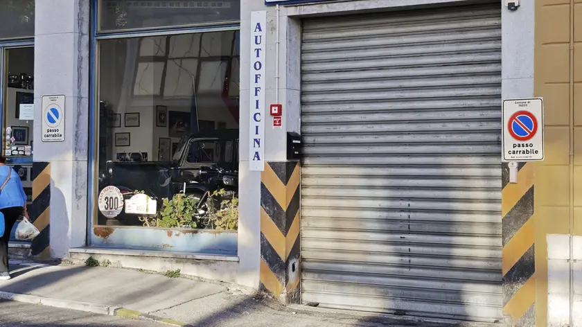 L’esterno dell’officina (foto Andrea Lasorte)