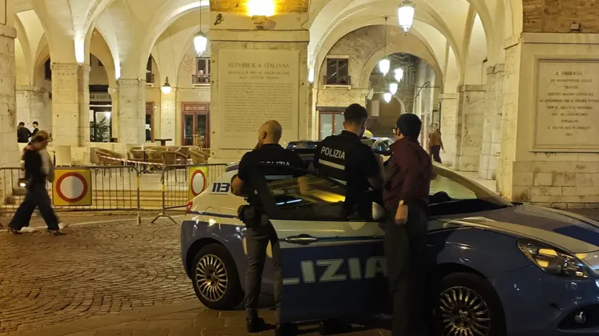 La polizia in piazza dei Signori dopo l'accoltellamento