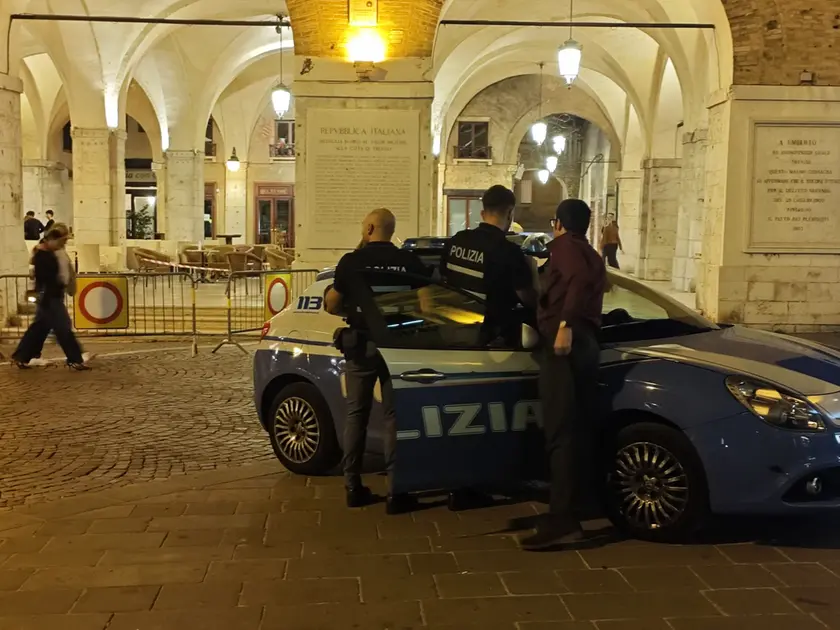 La polizia in piazza dei Signori dopo l'accoltellamento