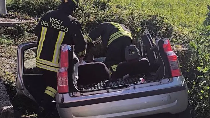 L'auto distrutta dopo lo schianto