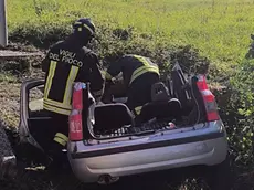 L'auto distrutta dopo lo schianto