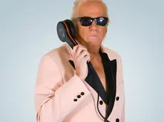 Luciano Gaggia, 65 anni, dj professionista dal 1986, che dopo aver lavorato nei locali di mezzo mondo ha deciso di dedicare parte del suo tempo agli ospiti delle case di riposo