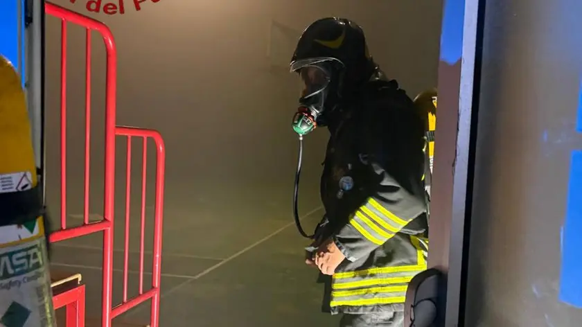 La palestra di Carbonera invasa dal fumo (foto vigili del fuoco)