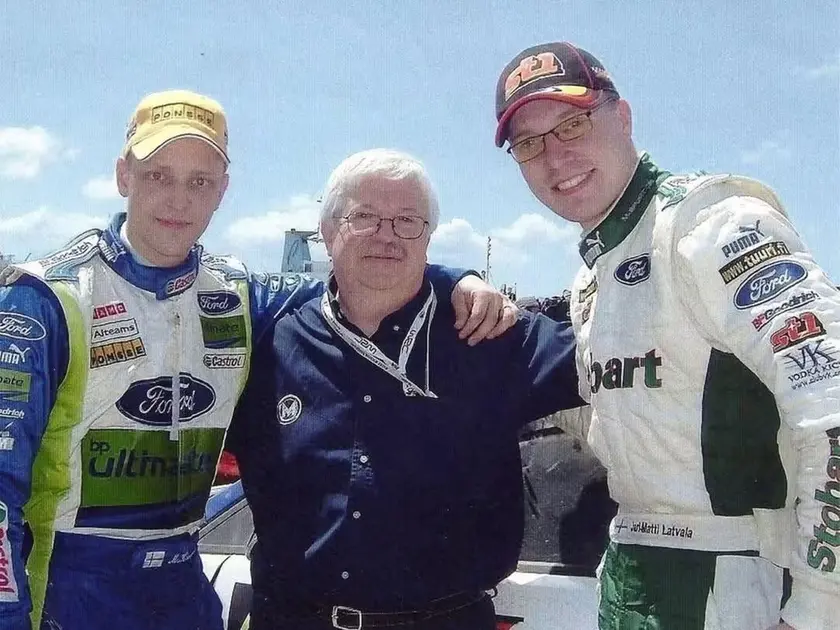 Qui Gabriele Favero tra Mikko Hirvonen (a sinistra) e Jari-Matti Latvala (a destra)