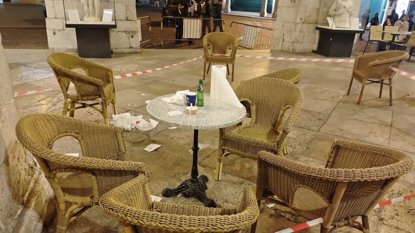 La loggia transennata dopo l'accoltellamento