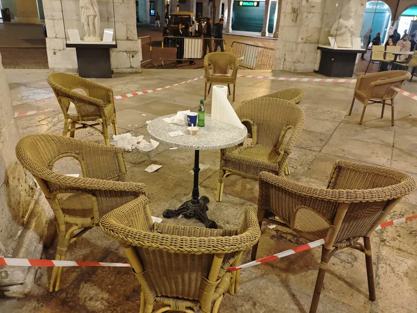 La loggia transennata dopo l'accoltellamento