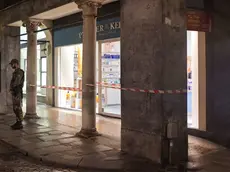 Un militare sul luogo dell'accoltellamento