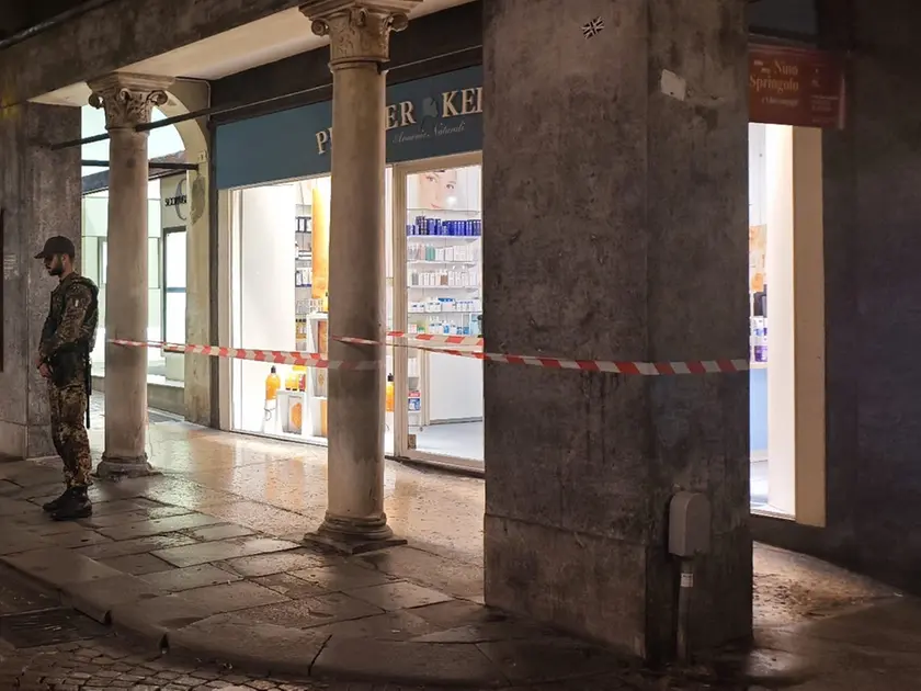 Un militare sul luogo dell'accoltellamento