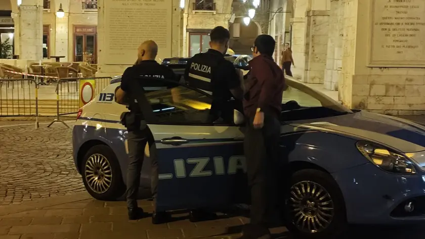 La polizia in piazza dei Signori dopo l'accoltellamento