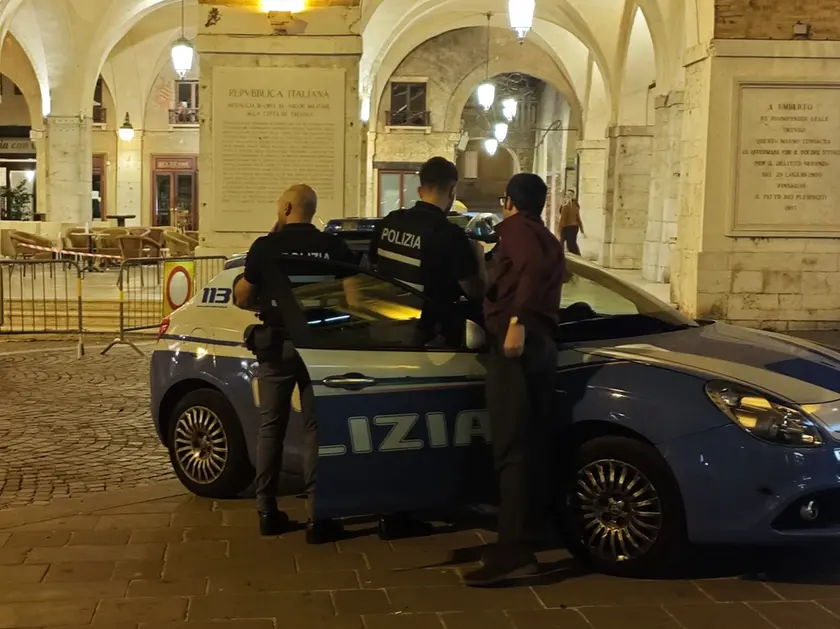 La polizia in piazza dei Signori dopo l'accoltellamento