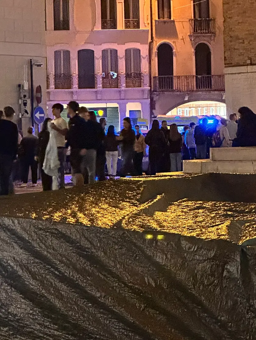 Treviso, accoltellamento in piazza dei Signori: 18enne resta in carcere