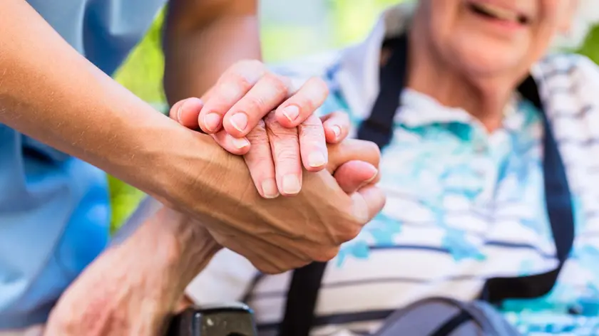 Una caregiver che si prende cura dell'anziana