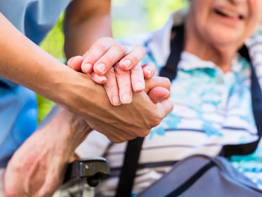 Una caregiver che si prende cura dell'anziana