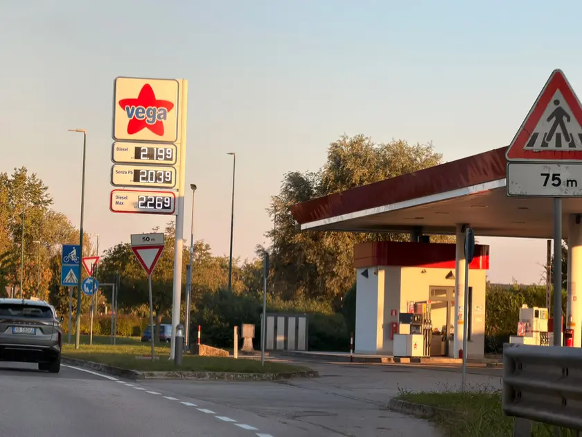 Uno dei distributori a marchio Vega che ha abbassato il diesel a 2,199, a Mestre