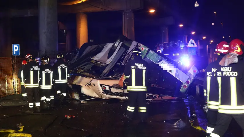 Il bus precipitato dal cavalcavia