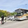 L'auto e il bus coinvolti nell'incidente