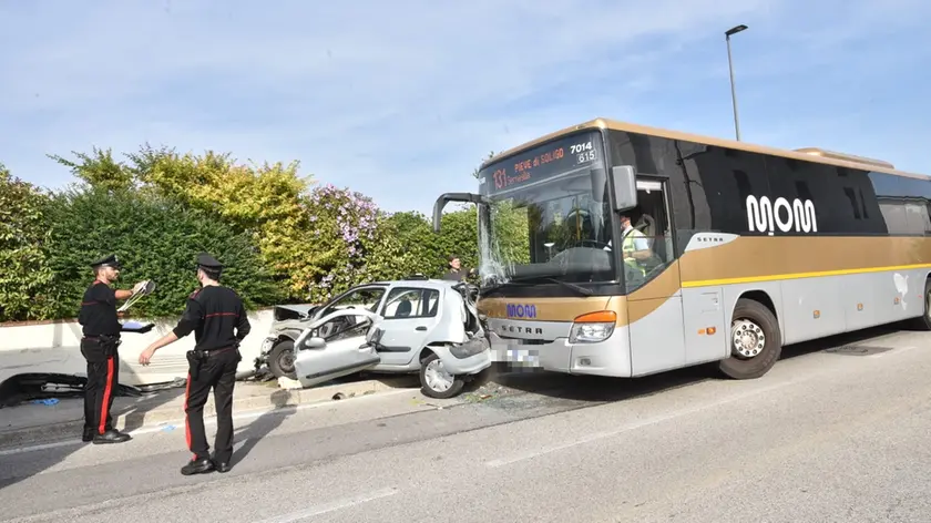 L'auto e il bus coinvolti nell'incidente