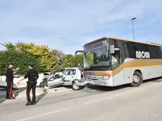 L'auto e il bus coinvolti nell'incidente