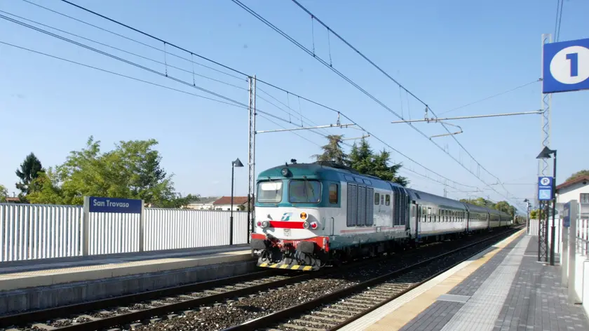 UN TRENO IN TRANSITO ALLA STAZIONE FERROVIARIA FERROVIARIA SAN TROVASO DI PREGANZIOL