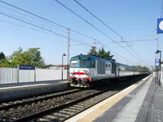 UN TRENO IN TRANSITO ALLA STAZIONE FERROVIARIA FERROVIARIA SAN TROVASO DI PREGANZIOL