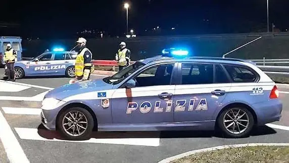 Una pattuglia della polizia stradale in autostrada