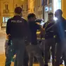 L’intervento della polizia per fermare uno dei protagonisti