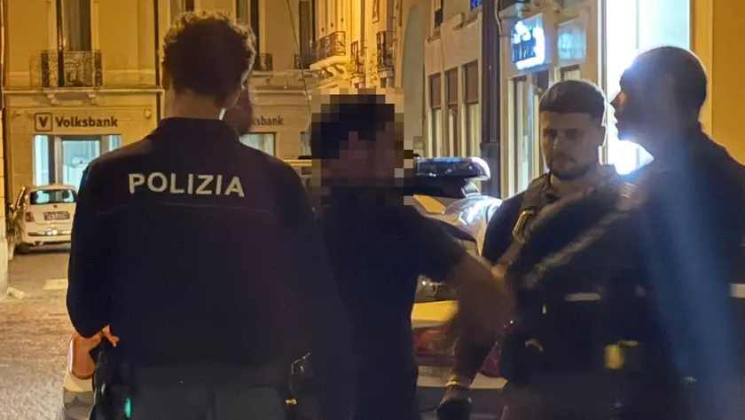 L’intervento della polizia per fermare uno dei protagonisti