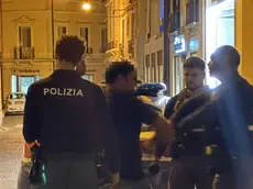 L’intervento della polizia per fermare uno dei protagonisti