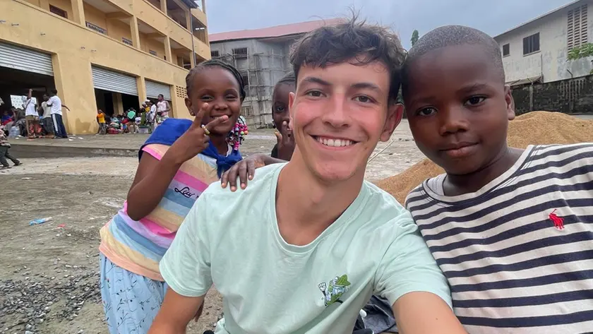 Filippo Battistel, 19 anni, durante il viaggio in Africa