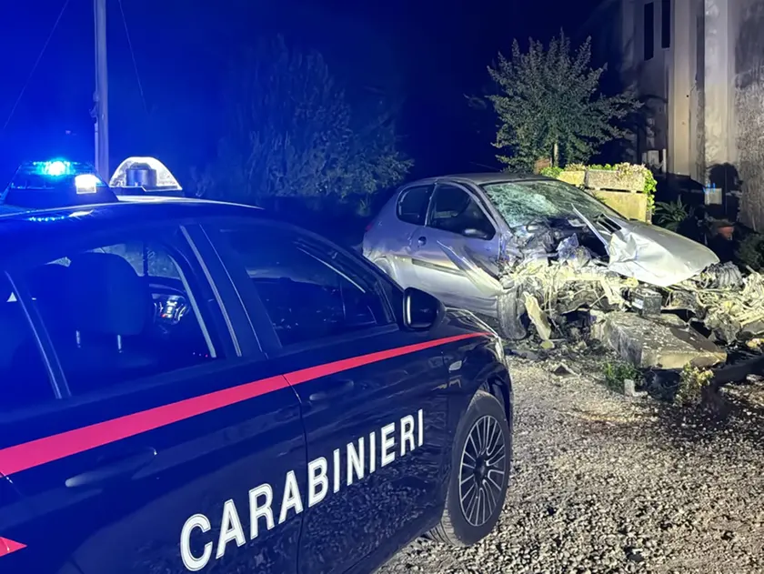 La Peugeot distrutta dopo l'incidente