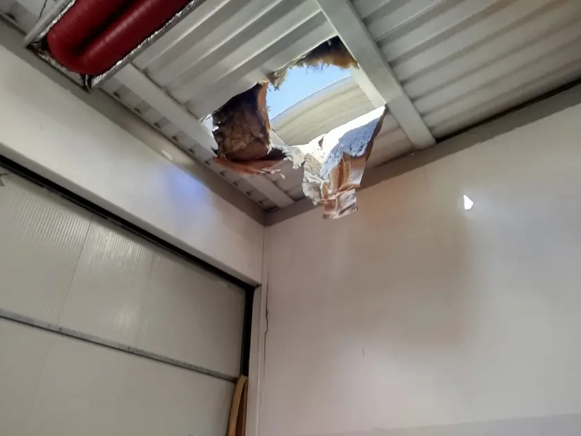 Il buco sulla copertura della struttura (foto Enzo Favero)