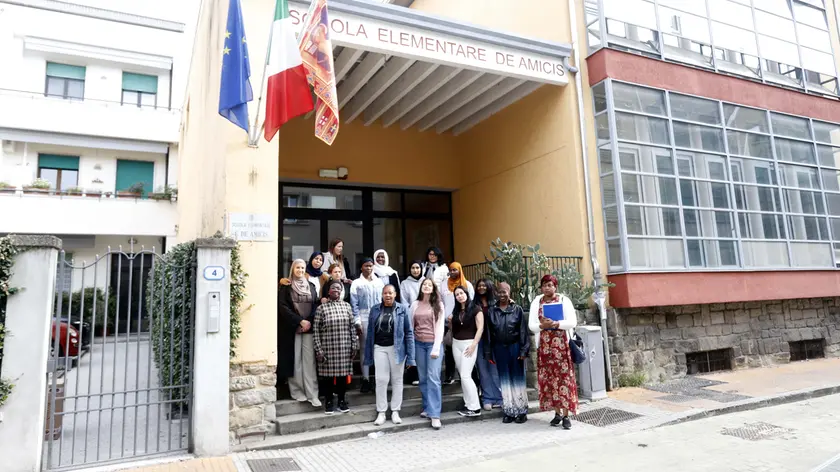 Le sedici donne della classe che ieri ha iniziato le lezioni al Cpia