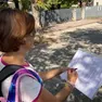 Una mamma firma la petizione