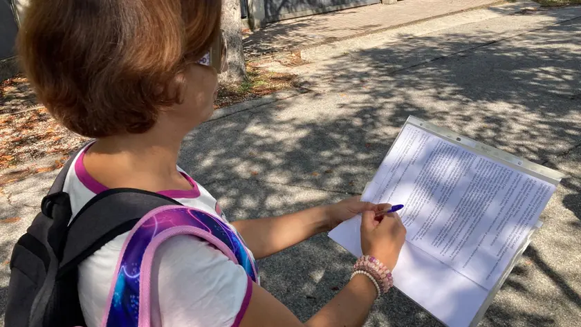 Una mamma firma la petizione