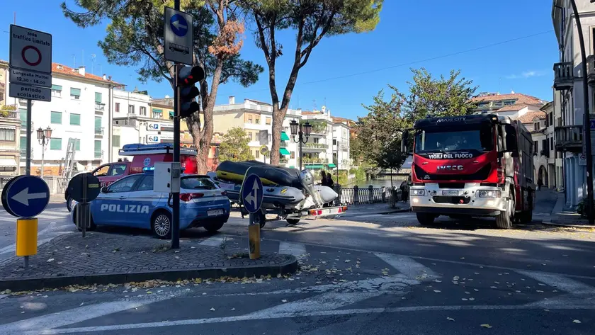 Sul posto due volanti e una squadra dei vigili del fuoco con il gommone
