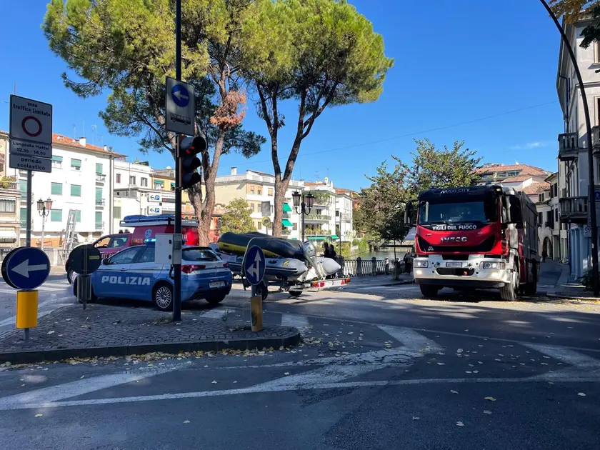 Sul posto due volanti e una squadra dei vigili del fuoco con il gommone