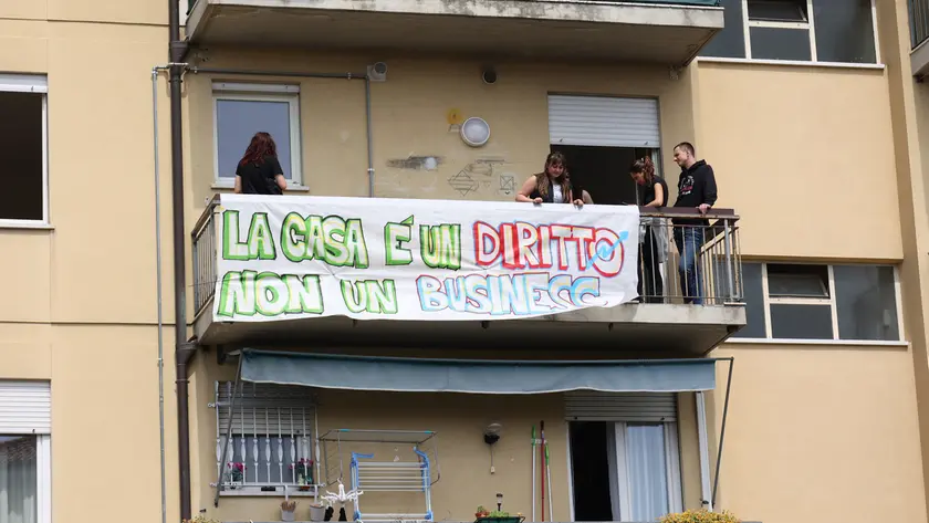 Una manifestazione per il diritto alla casa in un alloggio Ater a Treviso