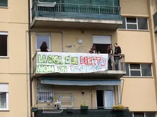 Una manifestazione per il diritto alla casa in un alloggio Ater a Treviso