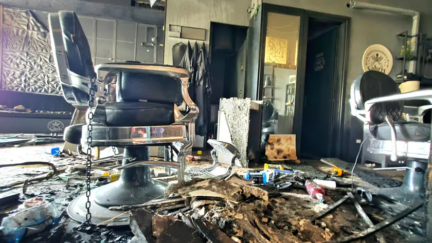 Il salone di parrucchiere completamente distrutto dalle fiamme (foto Macca)