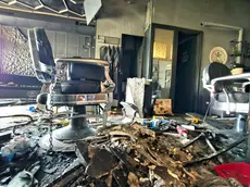 Il salone di parrucchiere completamente distrutto dalle fiamme (foto Macca)