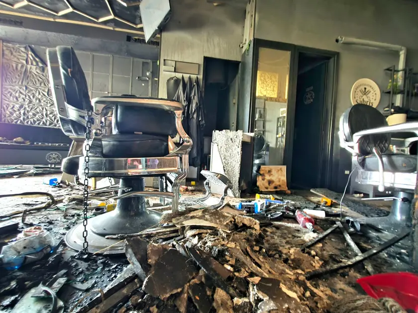 Il salone di parrucchiere completamente distrutto dalle fiamme (foto Macca)